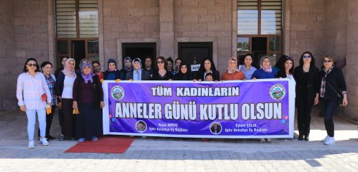 Iğdır Belediyesi Kendi Kütüphanesinin Bahçesinde Ağaç Ve Çiçek Ekimi Yaptı