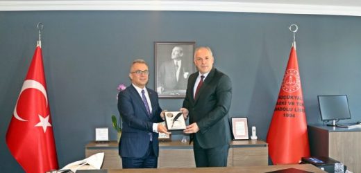 Kosovalı Bakan Fikrim Danki’den Maltepe’de lise ziyareti