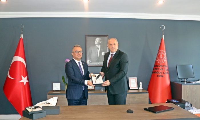 Kosovalı Bakan Fikrim Danki’den Maltepe’de lise ziyareti