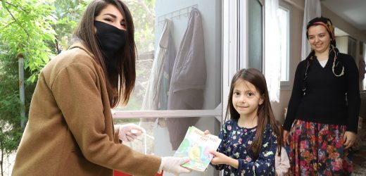 Menderes’te Evlere Kitap Servisi