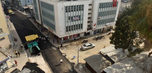 Adana Büyükşehir’in asfalt hamlesi sarı sıcakta da hız kesmedi