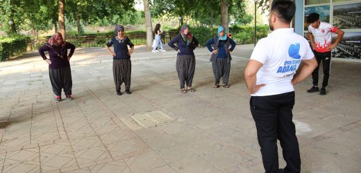 Kozan’da yöresel kıyafetli kadınlara spor eğitimi