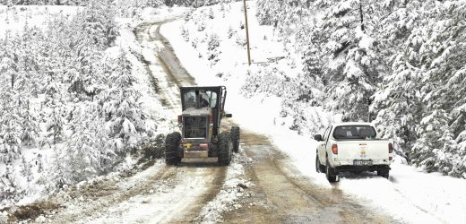 Adana’da karla mücadele aralıksız sürüyor…