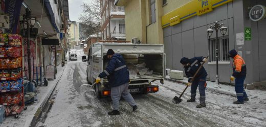 Adana’da Karla mücadele aralıksız sürüyor