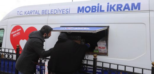 Kartallıların, Soğuk Havada Sıcak Çorba ve Çay İkramı ‘Mobil İkram Aracı’ndan