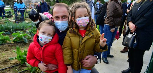 KÜÇÜK BAHÇIVANLAR PARKI’NDA İLK HASAT YAPILDI