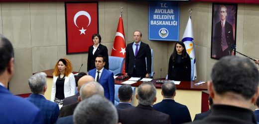 Avcılar Belediye Meclisi 36 Bayrakla Şehitleri Andı