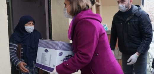 Başkan Hürriyet İlk Gıda Kolilerini Elleriyle Teslim Etti