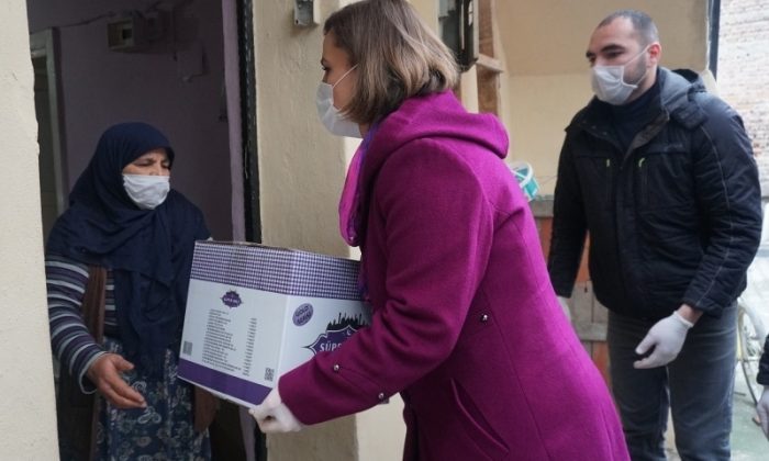 Başkan Hürriyet İlk Gıda Kolilerini Elleriyle Teslim Etti