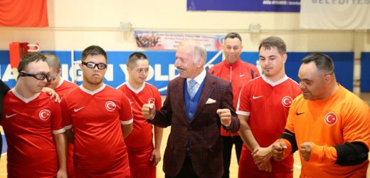 BAŞKAN AYDINER DOWN SENDROMLU MİLLİ SPORCULARA AYAKKABI HEDİYE ETTİ