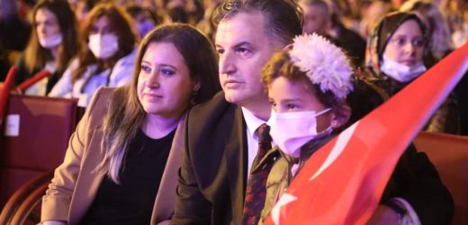 KINIK CUMHURİYET KONSERİNDE COŞTU