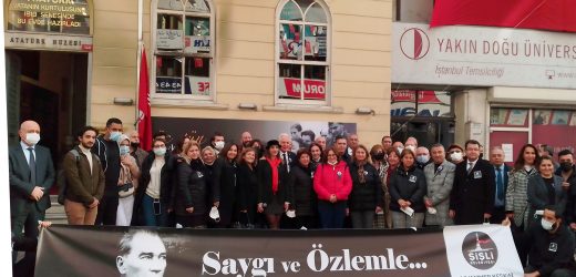 ŞİŞLİ ATATÜRK’Ü EVİNİN ÖNÜNDE TÖRENLE ANDI