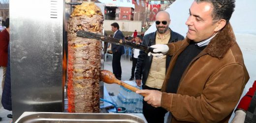 BAŞKAN DEMİR KOMŞULARLA İFTARI PAYLAŞTI