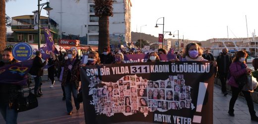 AYVALIKLI KADINLARDAN ŞİDDETE KARŞI FARKINDALIK YÜRÜYÜŞÜ