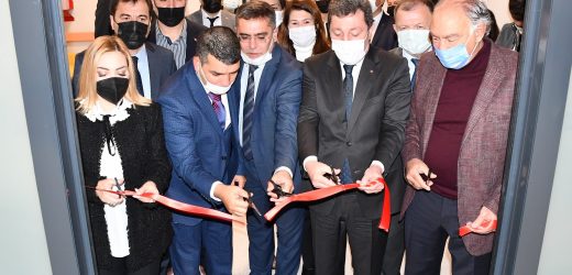 Turaç’ın hayali gerçek oldu, açılış kurdelesini protokolle birlikte kesti!