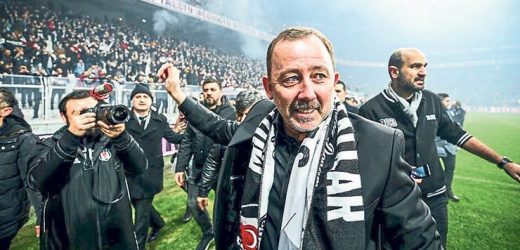 Beşiktaş fileleri deldi şampiyonluk kupasını aldı.
