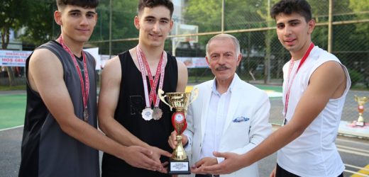 ŞAMPİYONLAR KUPALARINI BAŞKAN AYDINER’DEN ALDI