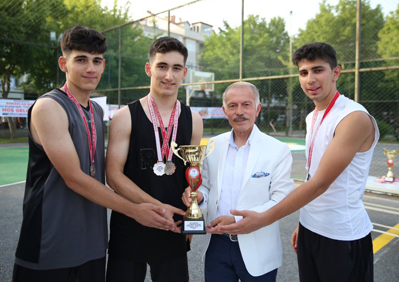 ŞAMPİYONLAR KUPALARINI BAŞKAN AYDINER’DEN ALDI