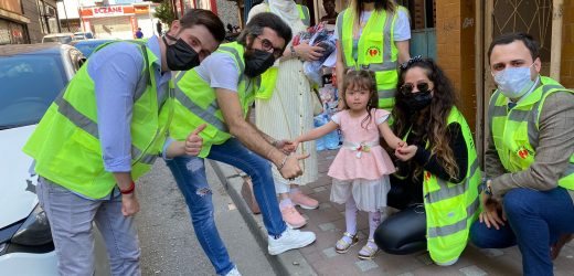 İyi Kalpler Derneği’nden yüzlerce çocuğa bayramlık…