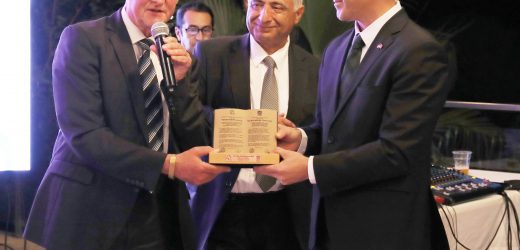 ANLAŞMASININ REPLİKASINI HEDİYE ETTİ