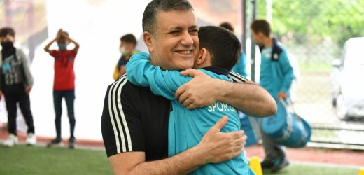 BAŞKAN BOZKURT, ÇOCUKLARLA SPOR YAPTI; FORMA VE AYAKKABI HEDİYE ETTİ