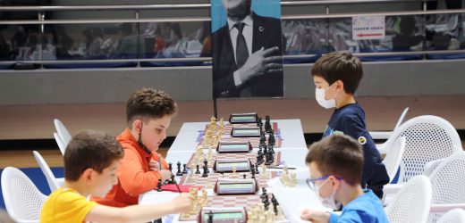 Adana’da 450 satranç tutkunu çocuk kıyasıya mücadele etti