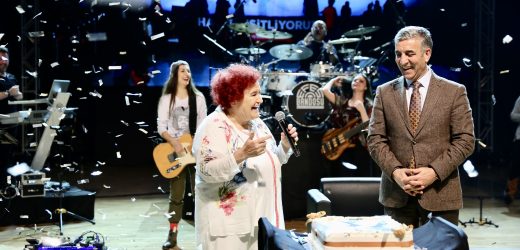 SELDA BAĞCAN 8 MART’I 50. SANAT YILINDA KÜÇÜKÇEKMECE’DE KADINLARLA KUTLADI