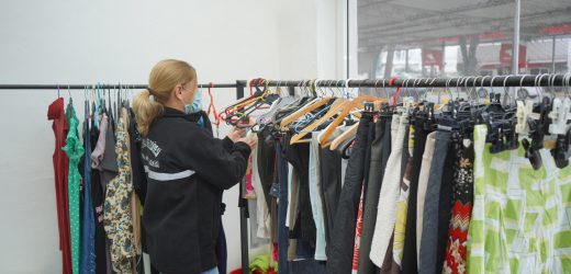 AYVALIK’TA SOSYAL MARKET’LE YÜZLER GÜLÜYOR