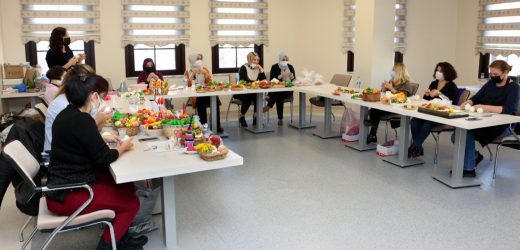 KADINLAR EŞİTLİK MERKEZİ’NDE HEM ÜRETİYOR HEM PARA KAZANIYOR