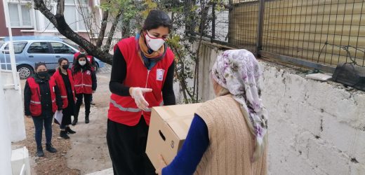 Kızılay Kadın Kolları’ndan yabancı uyruklu öğrencilere gıda yardımı