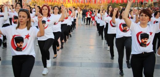 CUMHURİYET ZEYBEK OYNAYAN KADINDIR!