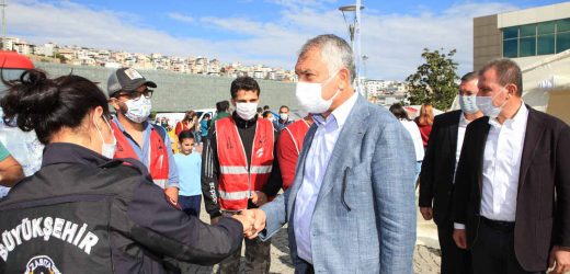Zeydan Karalar, “İzmir’de siyaset yok, yaraları sarma, acıları paylaşma var.”