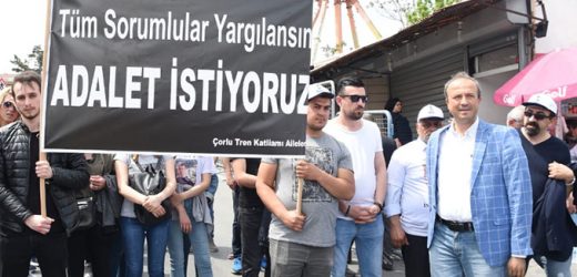 Turan Hançerli 1 Mayıs’ta Çorlu mağduru ailelerle yürüdü