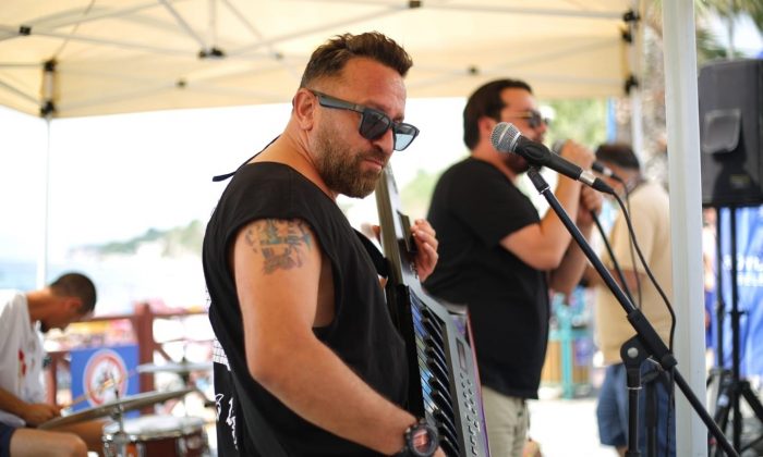 CHP’Lİ AYDIN BELEDİYE BAŞKANI TOPUKLU EFE MÜZİK İLE HALKI BULUŞTURDU