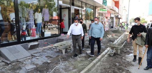 ARDAHAN’DA YOLLARDAN SONRA, KALDIRIMLAR YENİLENİYOR