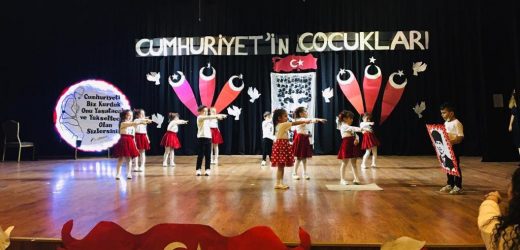 ESENYURTLU ÇOCUKLARDAN “CUMHURİYET’İN ÇOCUKLARI” GÖSTERİSİ