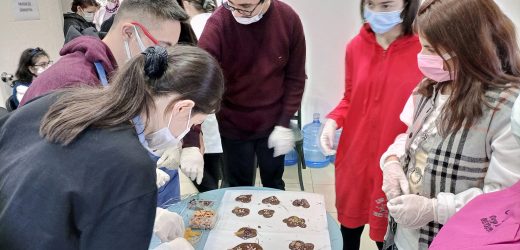 ENGELLİ ÇOCUKLARIN ÇİKOLATA KEYFİ, ÇİKOLATA YAPIMINI EĞLENEREK ÖĞRENDİLER