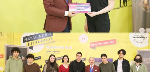 LİSELİ MÜZİSYENLER ÖDÜLLERİNİ BAŞKAN AYDINER’DEN ALDI