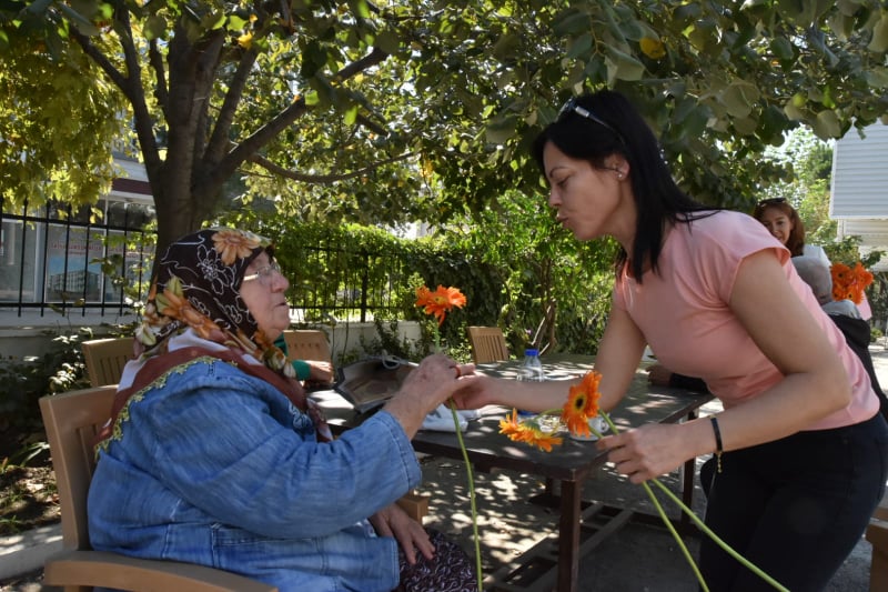 Edremit Belediyesi’nden Kızılay Huzurevi’ne anlamlı ziyaret