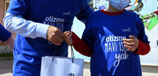 OTİZM FARKINDALIK GÜNÜ’NDE MAVİ BALON UÇURDULAR