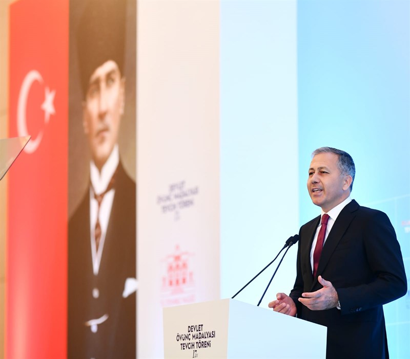 Vali Yerlikaya, Şehit Aileleri ve Gazilere Devlet Övünç Madalyası ve Beratı Takdim Etti