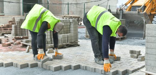 ESENYURT’TA BOZUK YOL VE KALDIRIMLAR YENİLENMEYE DEVAM EDİYOR