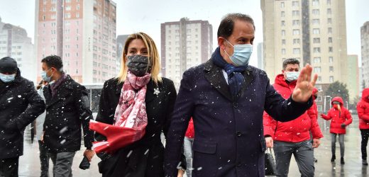 ÇALIK’TAN SEVGİLİLER GÜNÜ ÖNCESİ VATANDAŞLARA KIRMIZI GÜL HEDİYESİ