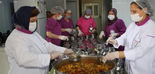 BURHANİYE’DE HER GÜN 250 HANEYE SICAK YEMEK GİDİYOR