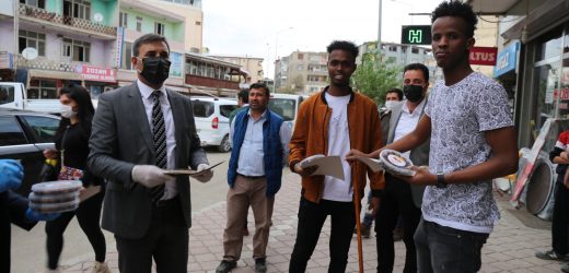 Iğdır Belediyesi Ramazan’da Vatandaşlara Hurma ikram etti.