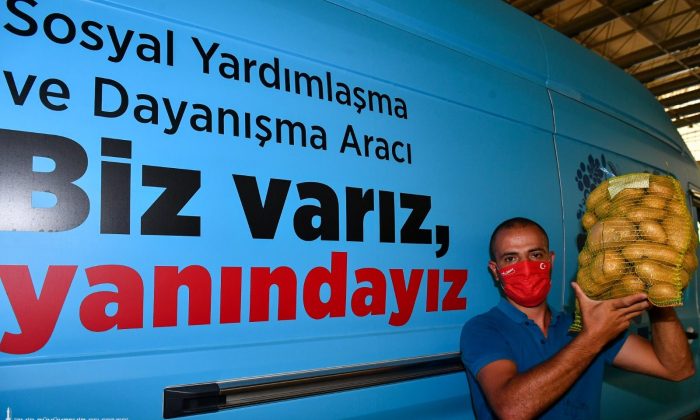 Biz varız yardım severler 100 ton patates dağıttı