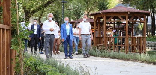 BAYRAMPAŞA’NIN YENİLENEN PARKLARI GÖZ KAMAŞTIRIYOR