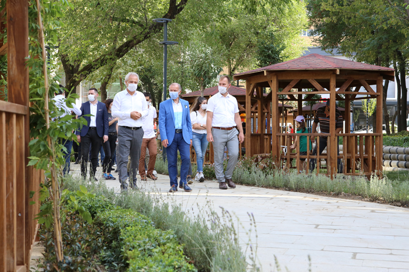 BAYRAMPAŞA’NIN YENİLENEN PARKLARI GÖZ KAMAŞTIRIYOR