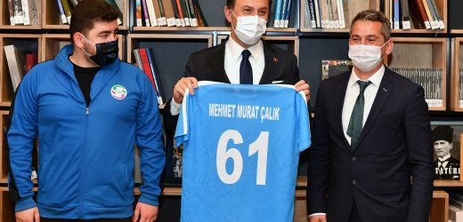 ŞAMPİYON YÜZÜCÜLER, BAŞKAN ÇALIK’I ZİYARET ETTİ